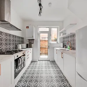 Beautifully Modern 2-bed W/garden Apartment