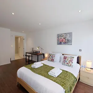 Fully Serviced Two Bed By Excel & O2 Apartment